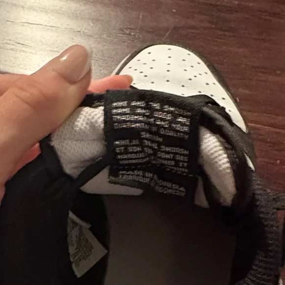 Nike Panda Dunks - Picture 4 of 10